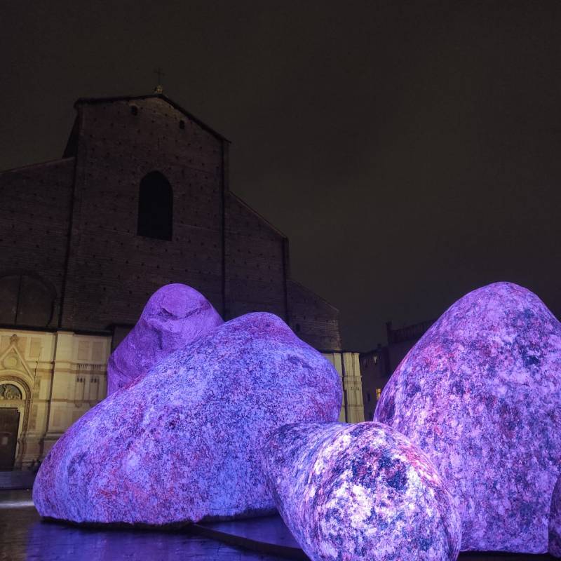 Bologna, le pietre di plastica e la città-vetrina: quando l'intrattenimento sostituisce il&nbsp;contesto