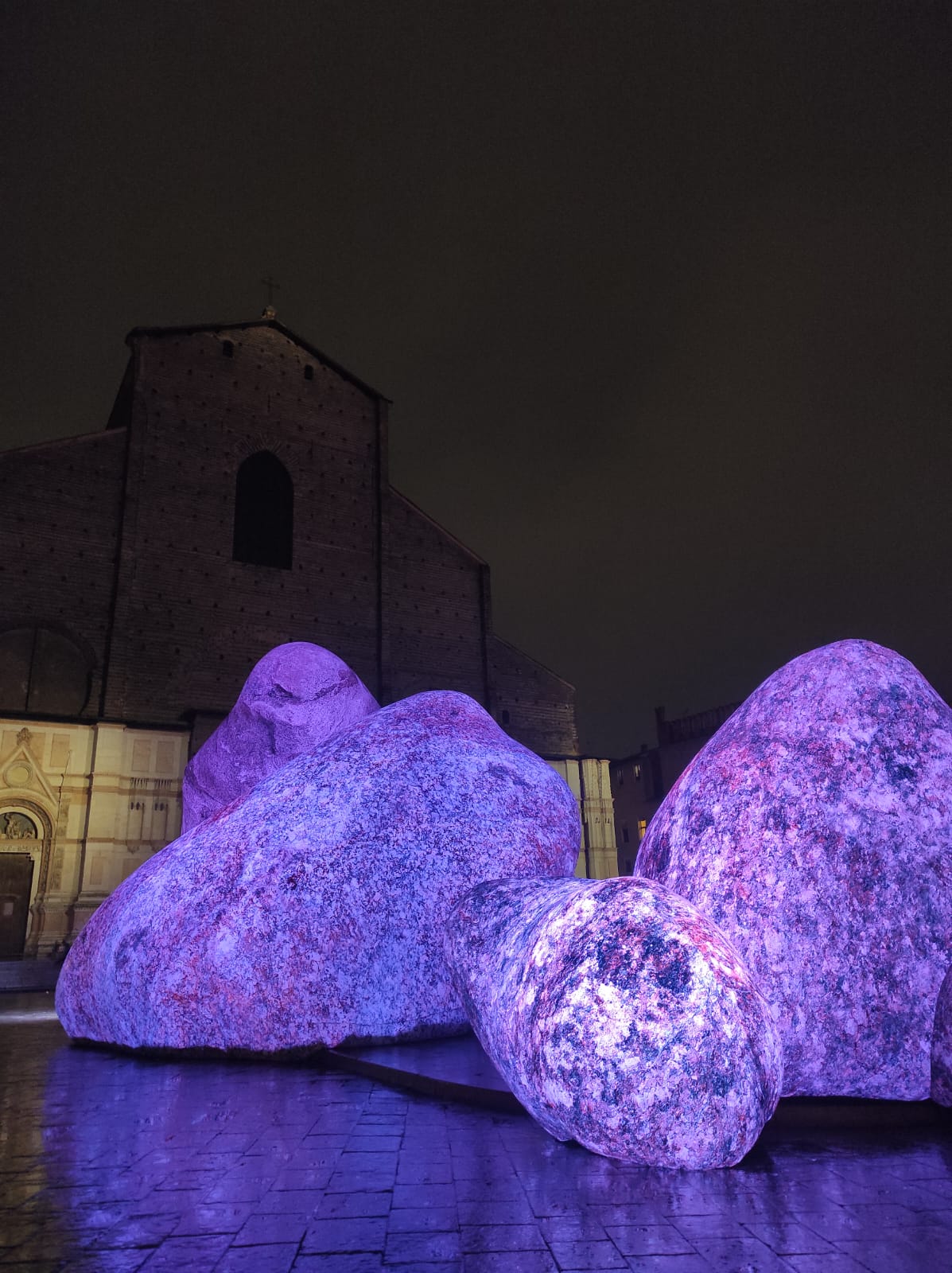 Bologna, le pietre di plastica e la città-vetrina: quando l'intrattenimento sostituisce il&nbsp;contesto