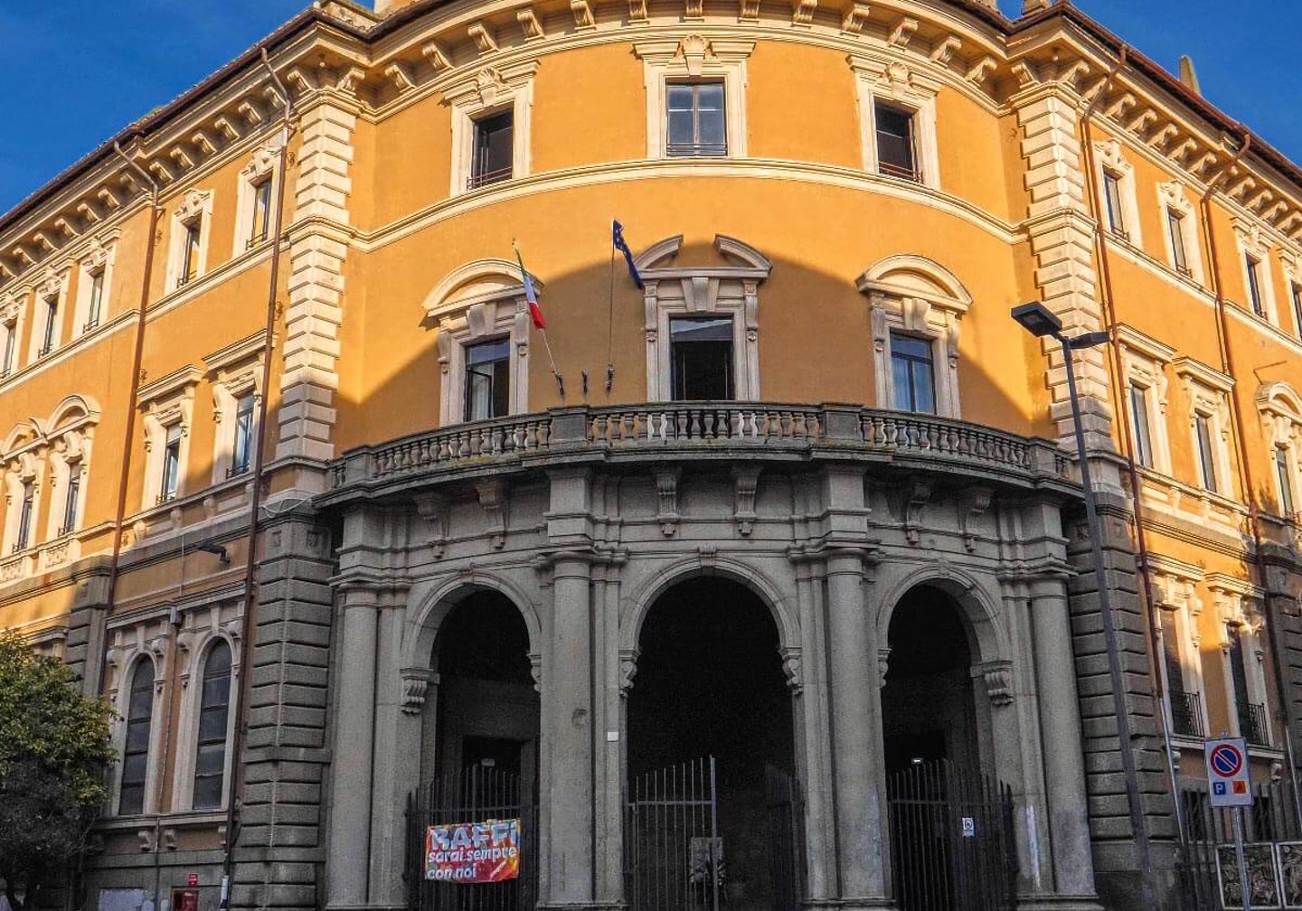 Portico d’ingresso e corpo centrale del Liceo Mariano Buratti a Viterbo